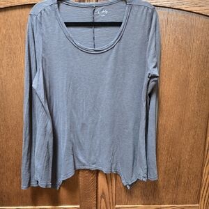 Wonderly gray sharktail hem flowy long-sleeve t-shirt